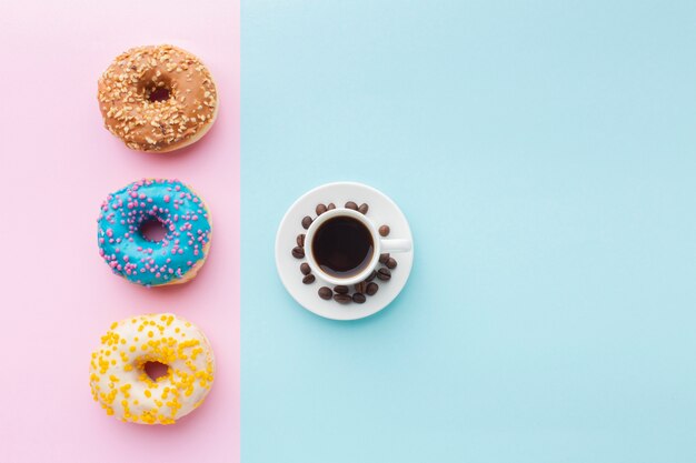 Geglazuurde donuts set met koffie