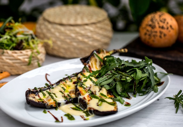 gegrilde aubergine plakjes gegarneerd met gesmolten kaas en dragon