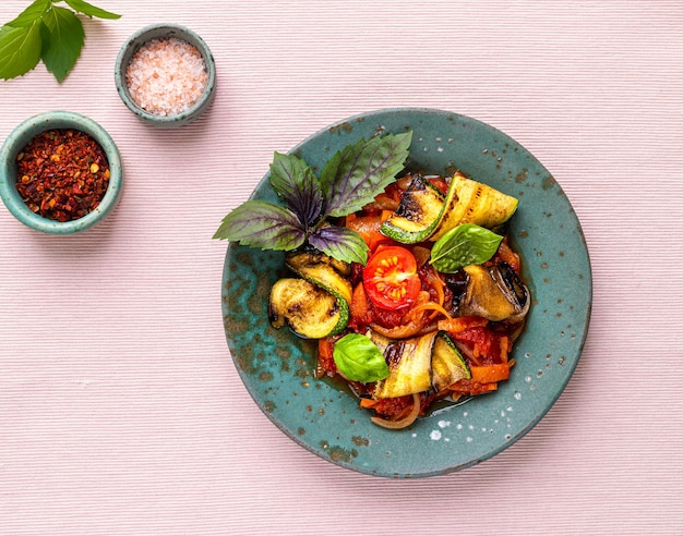 Gratis foto gegrilde courgette met groenten in tomatensaus het concept van vegetarisch eten