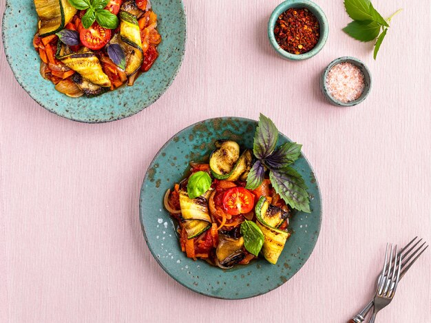 Gegrilde courgette met groenten in tomatensaus het concept van vegetarisch eten