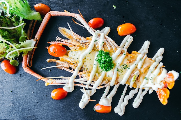 Gegrilde grote garnalen of garnalen met saus