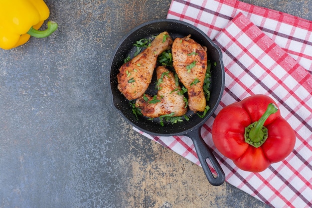 Gegrilde kip drumsticks op pan met paprika. Hoge kwaliteit foto