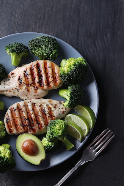 Gratis foto gegrilde kipfilet met broccoli