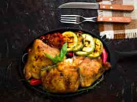 Gratis foto gegrilde kippenborsten met groenten