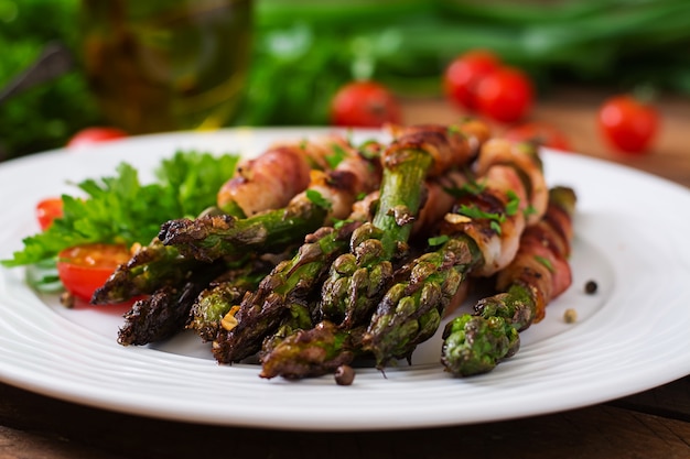 Gegrilde paarse asperges omwikkeld met spek