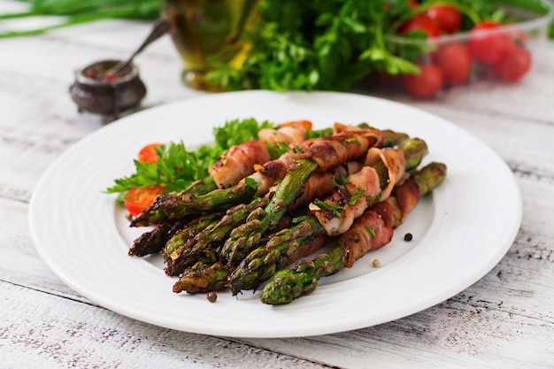 Gegrilde paarse asperges omwikkeld met spek