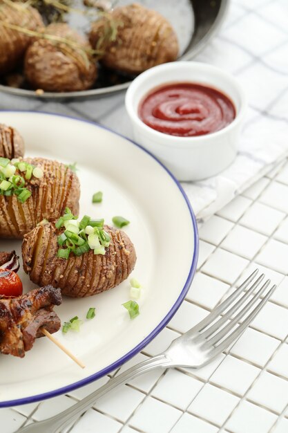 Gratis foto gegrilde rundvlees- en tomatenspiesjes