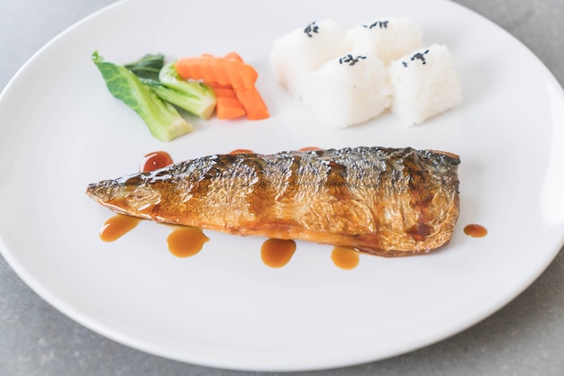 Gegrilde saba vis saus