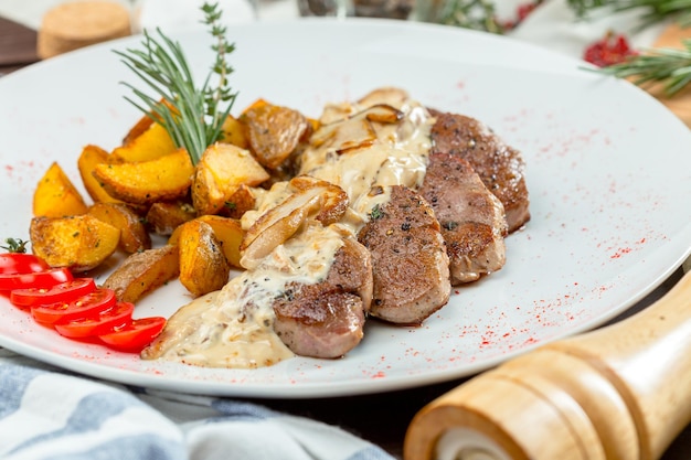 Gegrilde steak met aardappelpartjes Premium Foto