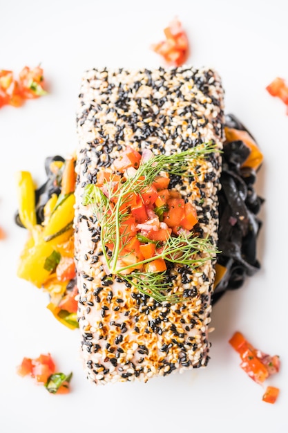 Gratis foto gegrilde tonijnsteak met pasta en groente