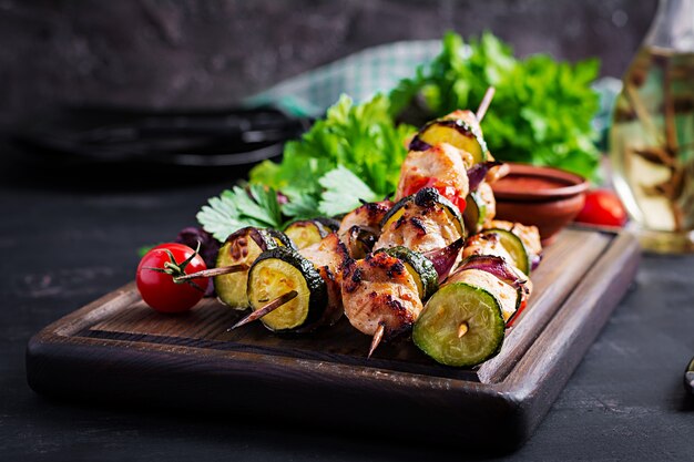 Gegrilde vleesspiesen, kip shish kebab met courgette, tomaten en rode uien