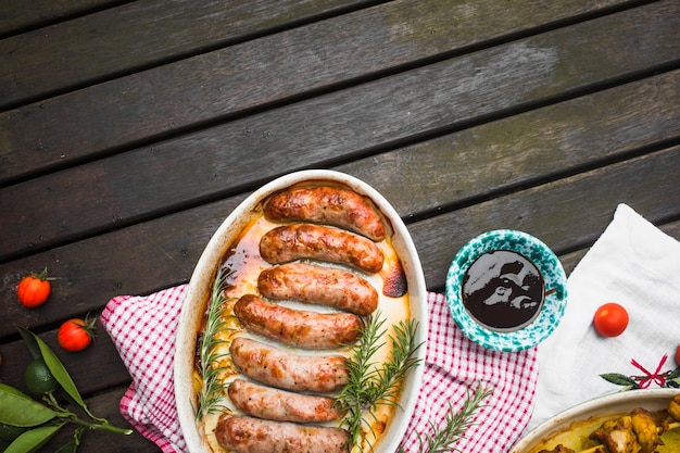 Gegrilde worstjes met saus en groenten