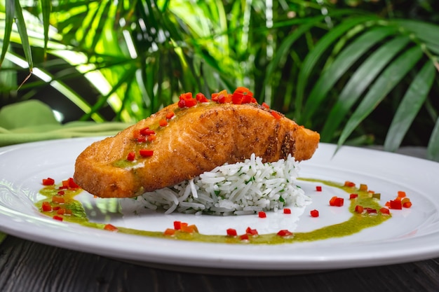 Gegrilde zalm op rijst met dille peper zijaanzicht