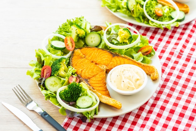 Gegrilde zalm steak met verse groente