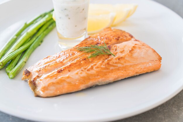 Gegrilde zalm steak