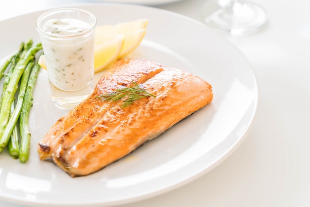 Gratis foto gegrilde zalm steak