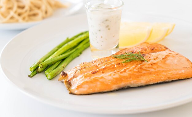 Gegrilde zalm steak