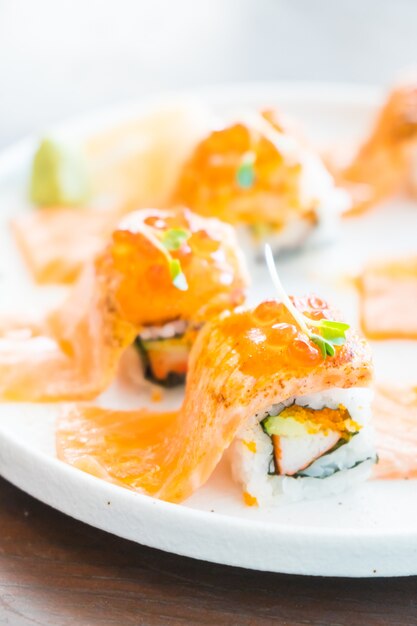 Gegrilde zalm sushi roll