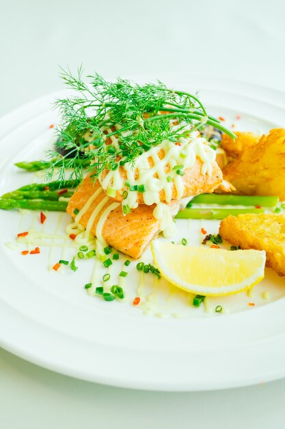 Gegrilde Zalmfiletfiletstaart Met Groente