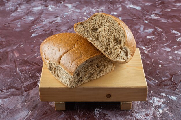 Gehakt bruin vers brood op een houten bord.