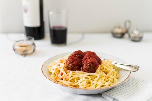 Gehaktballen met zoetzure tomatensaus op trenette pasta in plaat