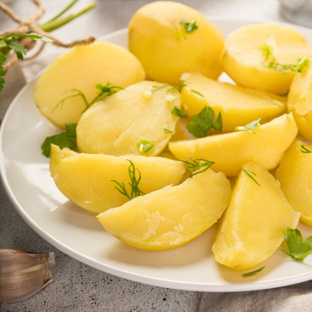 Gehakte aardappelen op plaat
