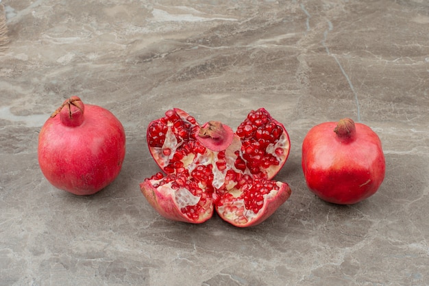 Gehakte granaatappels en zaden op marmeren tafel