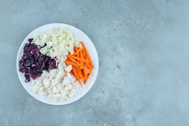 Gehakte groentesalade in een witte schotel.