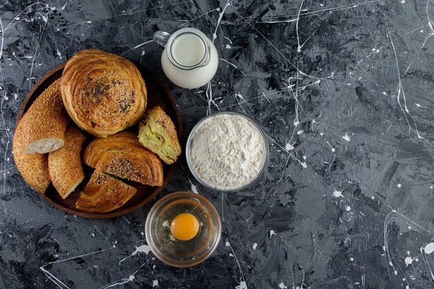 Gehakte Turkse bagelsimit met ongekookt kippenei en een glazen kruik melk