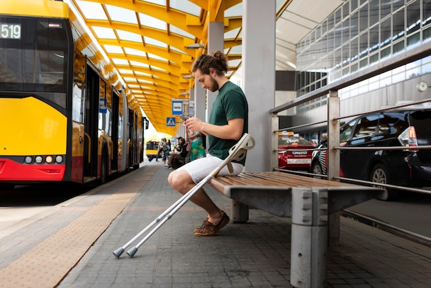 Gehandicapte die in de stad reist