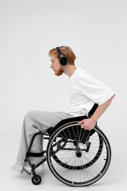 Gehandicapte jonge atleet in een rolstoel