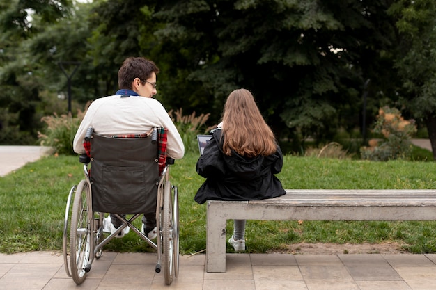 Gratis foto gehandicapte man helpt meisje te leren