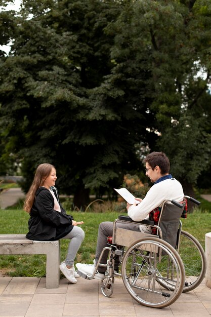 Gehandicapte man helpt meisje te leren