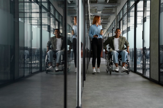 Gehandicapte man in een rolstoel aan het werk op zijn kantoorbaan