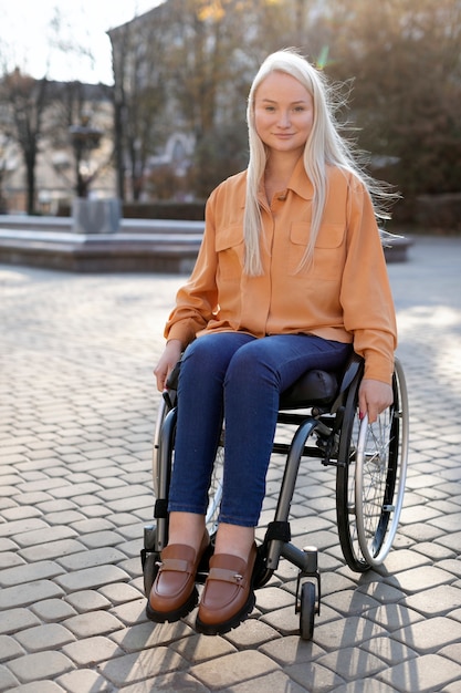 Gratis foto gehandicapte persoon in rolstoel op straat