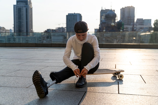 Gehandicapte persoon met skateboard buitenshuis