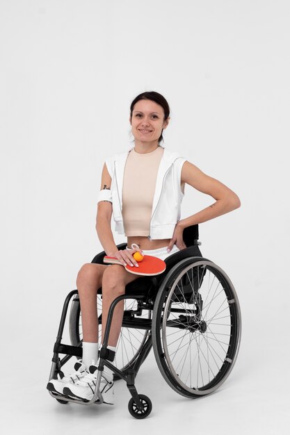 Gehandicapte pingpongspeler in een rolstoel