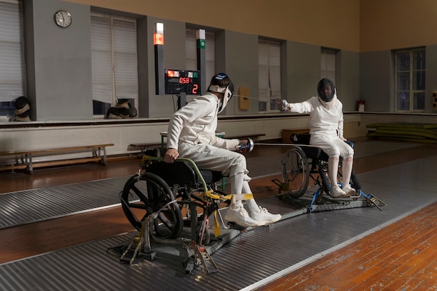 Gehandicapte schermers in speciale uitrusting vechten vanuit hun rolstoel