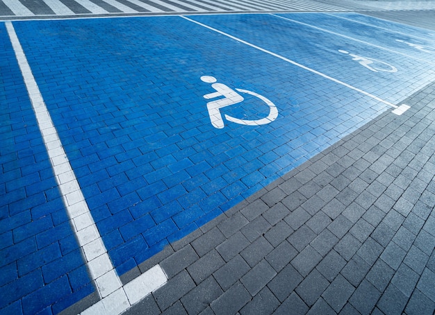 Gehandicaptensymbool geschilderd op een speciale parkeerplaats voor gehandicapten Premium Foto