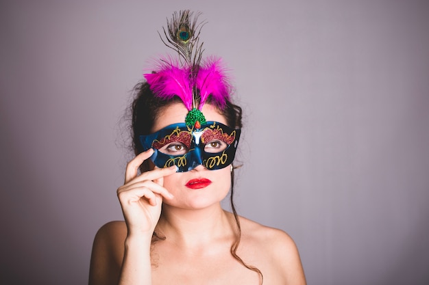 Gratis foto geheimzinnige vrouw met carnaval masker