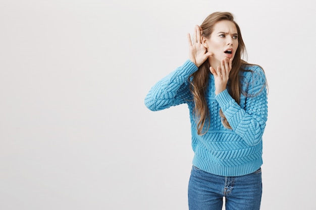 Geïntrigeerde vrouw die afluistert, hoor een interessant gesprek