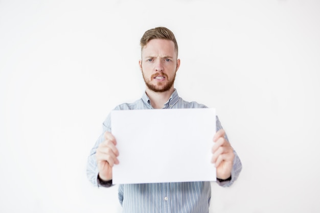 Geïritriteerde Man Holding Blank Sheet Paper