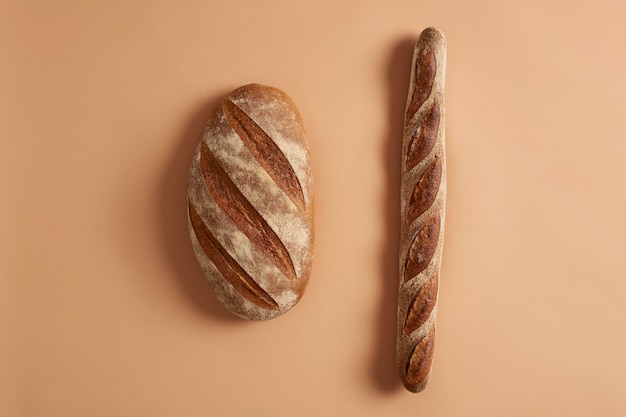 Geïsoleerd schot van broodbrood en stokbrood gemaakt van biologisch meel, op basis van zuurdesem. Traditionele Franse bakkerij. Bovenaanzicht. Glutenvrije verse zelfgemaakte bakkerijproducten. Diverse soorten, voedselvariëteit