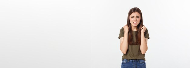 Geïsoleerd schot van sprakeloos bezorgde, geschokte en boze vrouw die stilte en misvattingen uitdrukt