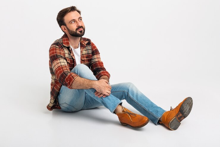 Gratis Foto geïsoleerde lachende knappe baarde man in hipster stijl