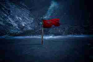 Gratis foto geïsoleerde rode vlag in bevroren gebied