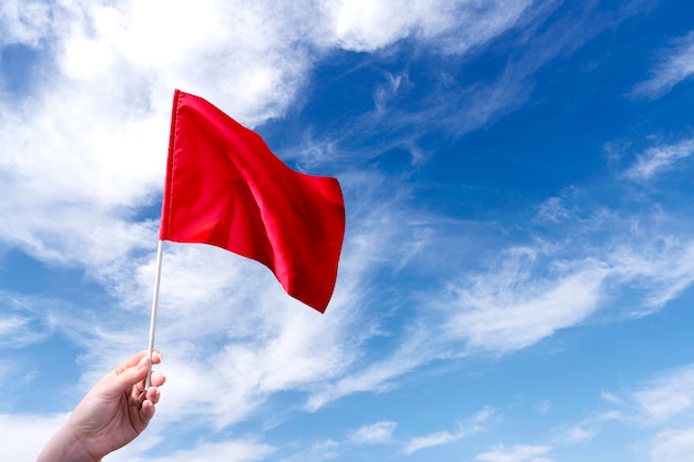 Geïsoleerde rode vlag in de natuur