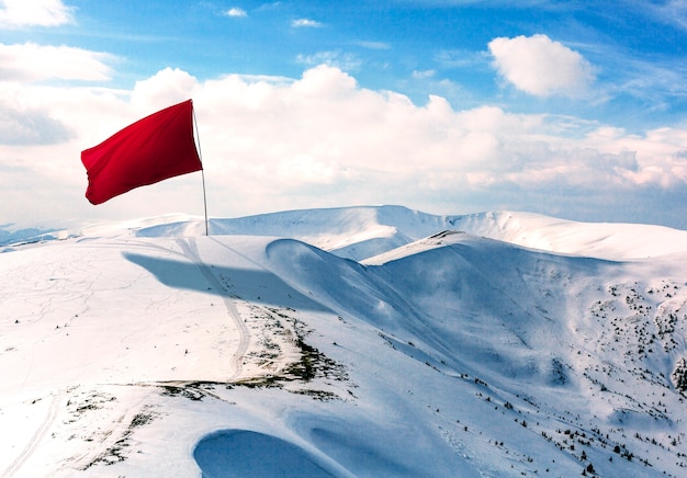 Gratis foto geïsoleerde rode vlag in de natuur