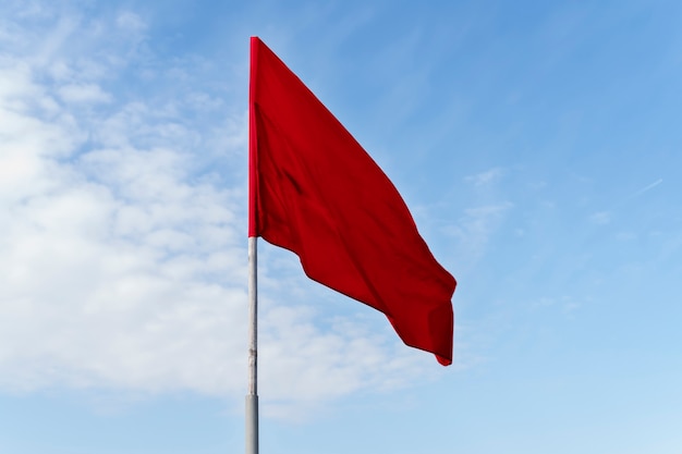 Geïsoleerde rode vlag in de natuur