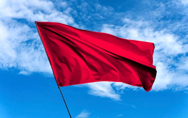 Geïsoleerde rode vlag in de natuur